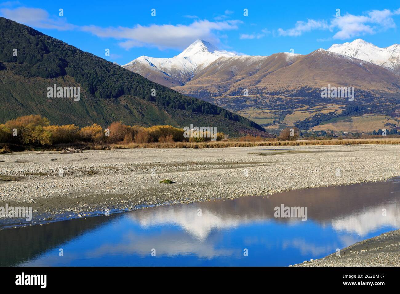 Landschaft auf der Südinsel Neuseelands. Temple Peak, einer der Berge der Südalpen, spiegelt sich im Dart River wider Stockfoto