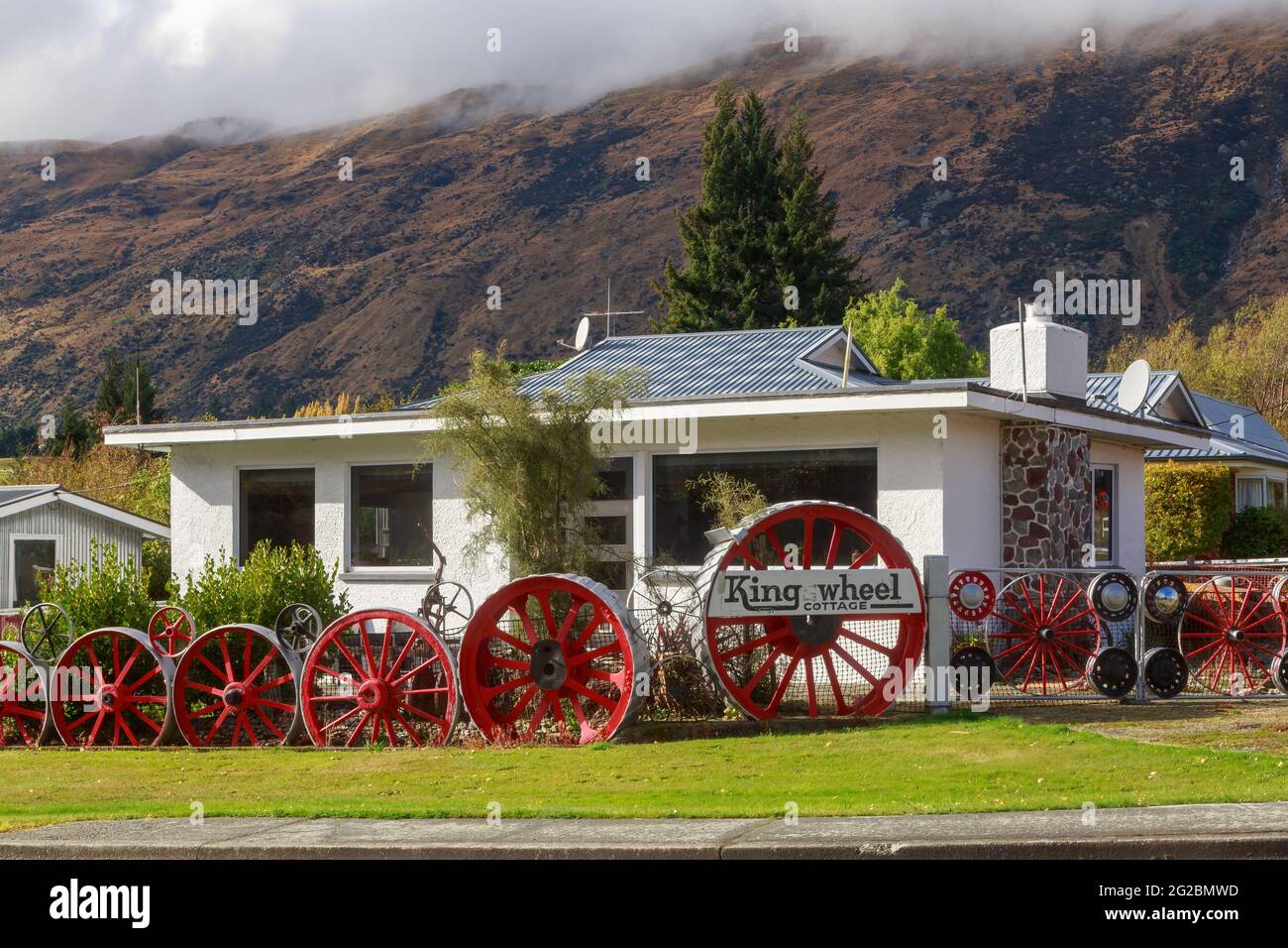Das 'King Wheel Cottage', eine Touristenattraktion in Kingston, Neuseeland. Der Zaun des Hauses besteht aus alten Antriebsmotorrädern Stockfoto