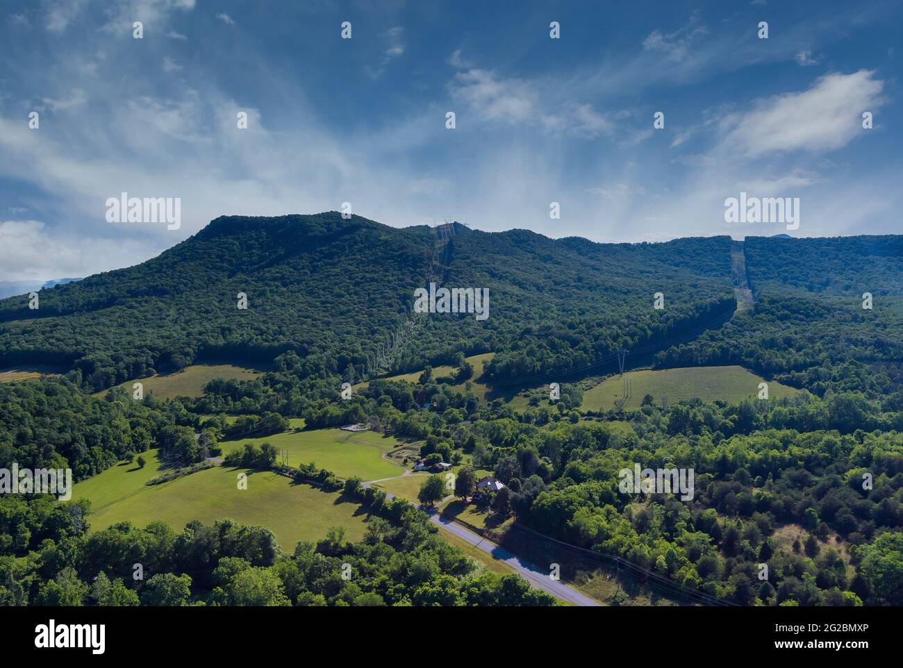 Luftaufnahme der Berge in Virginia bei der Sommer grünen Bäumen Wald in Daleville Stadt Stockfoto