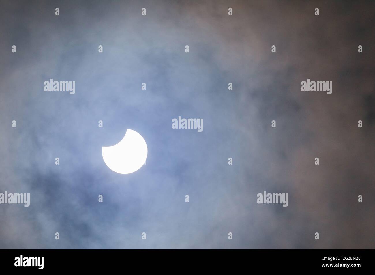 Partielle Sonnenfinsternis in Cambridgeshire, England, Großbritannien, aufgenommen am Donnerstag, den 10. Juni 2021. Stockfoto