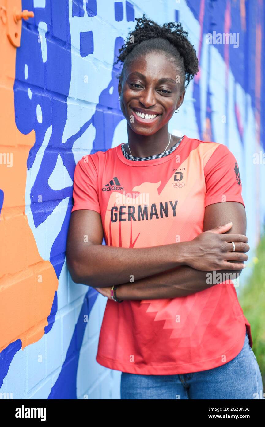 Berlin, Deutschland. Juni 2021. Leichtathletik-Athletin Lisa Marie Kwayie zieht sich beim „Open Truck Day“ des Teams Deutschland für die Olympischen Spiele 2021 in Tokio an. Quelle: Kira Hofmann/dpa-Zentralbild/dpa/Alamy Live News Stockfoto