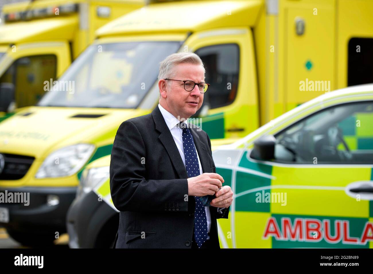 Der Minister für das Kabinett und der Kanzler des Herzogtums Lancaster, Michael Gove, besuchte die nordirische Ambulanz-Zentrale in Belfast. Bilddatum: Donnerstag, 10. Juni 2021. Stockfoto