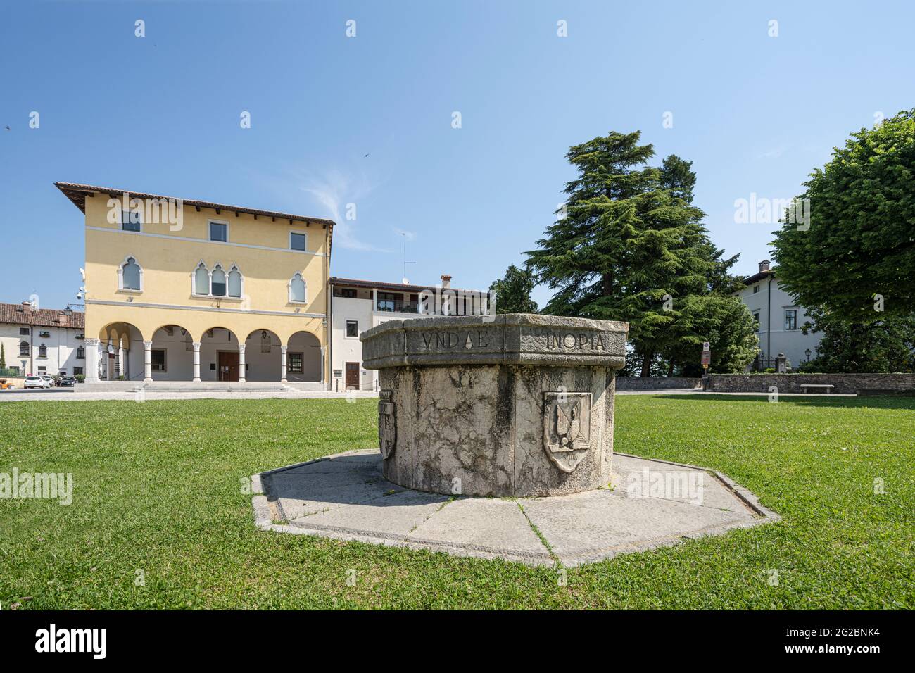 Spilimbergo, Italien. Juni 3 2021. Der alte Brunnen im Zentrum des Duomo Platzes Stockfoto