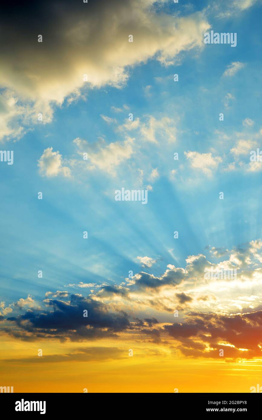 Dramatischer, farbenfroher Himmel mit Wolken bei Sonnenuntergang. Stockfoto