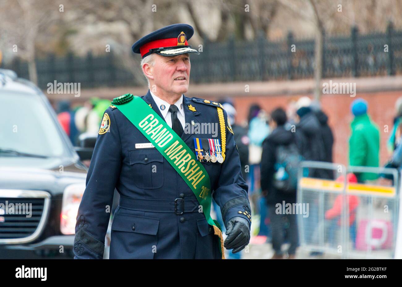 Toronto Polizeichef Bill Blair das multikulturelle Toronto organisiert und marschiert in der St. Patrick's Day Parade und genießt die irische Kultur als ihre eigene Stockfoto