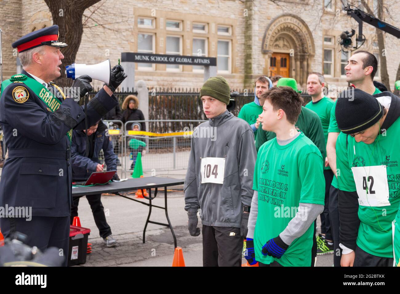 Toronto Polizeichef Bill Blair das multikulturelle Toronto organisiert und marschiert in der St. Patrick's Day Parade und genießt die irische Kultur als ihre eigene Stockfoto