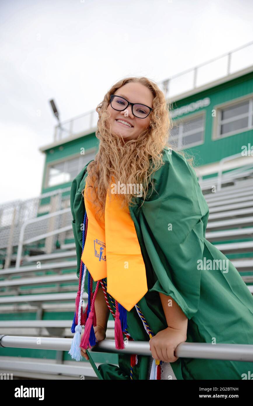 Schöne junge Abiturin mit blonden Haaren Stockfoto