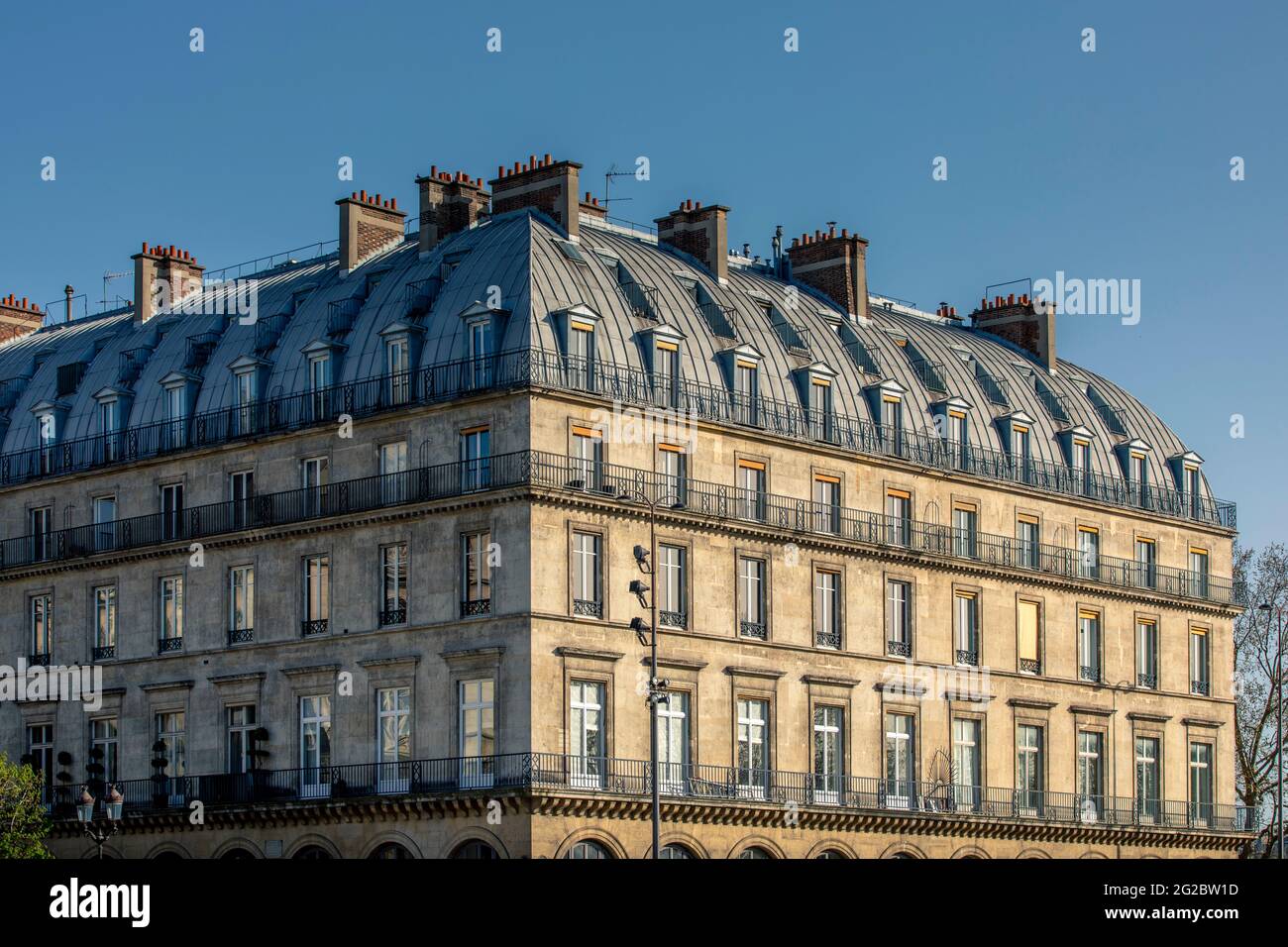 Paris, Frankreich - 31. März 2021: Schönes Pariser Gebäude in der Nähe des Tuileriengartens in Paris Stockfoto