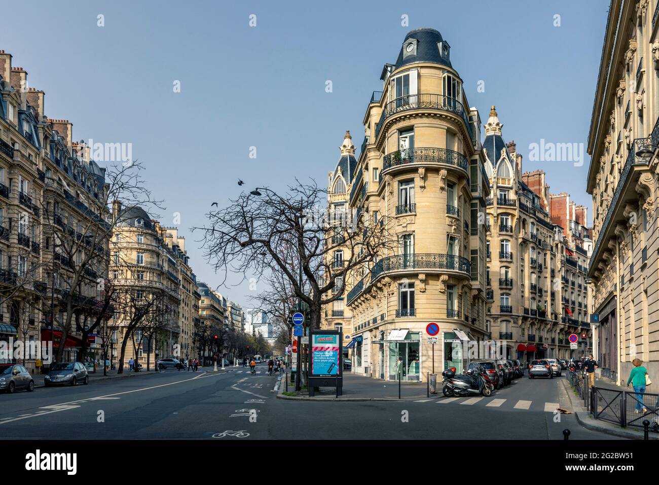 Paris, Frankreich - 1. April 2021: Schöne haussmann-Gebäude in Paris Stockfoto