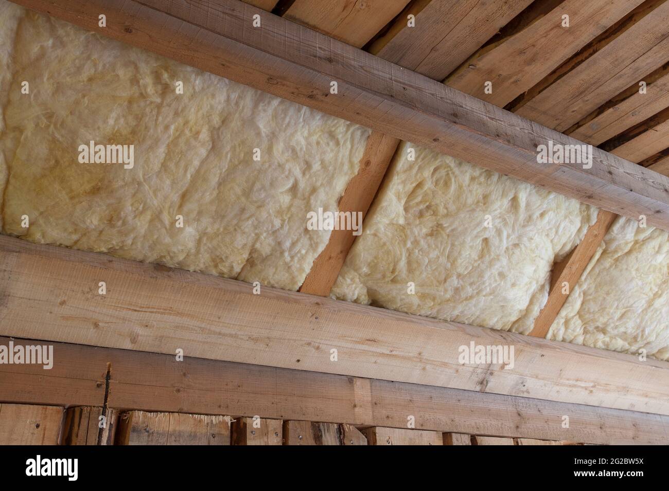 Isolierung aus Glaswolle in einem Holzhaus Stockfoto