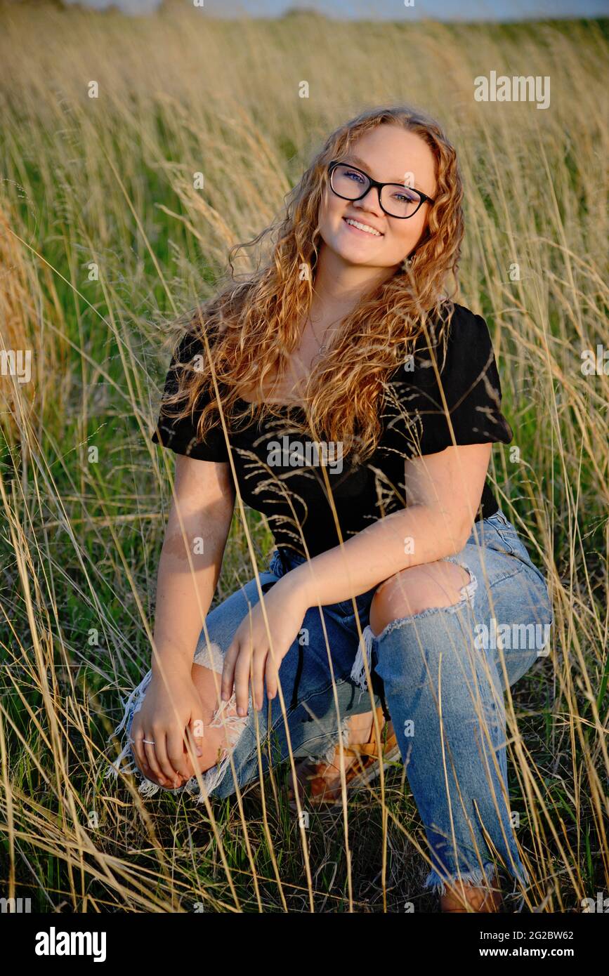 Schönes Mädchen mit langen, blonden lockigen Haaren im Feld Stockfoto
