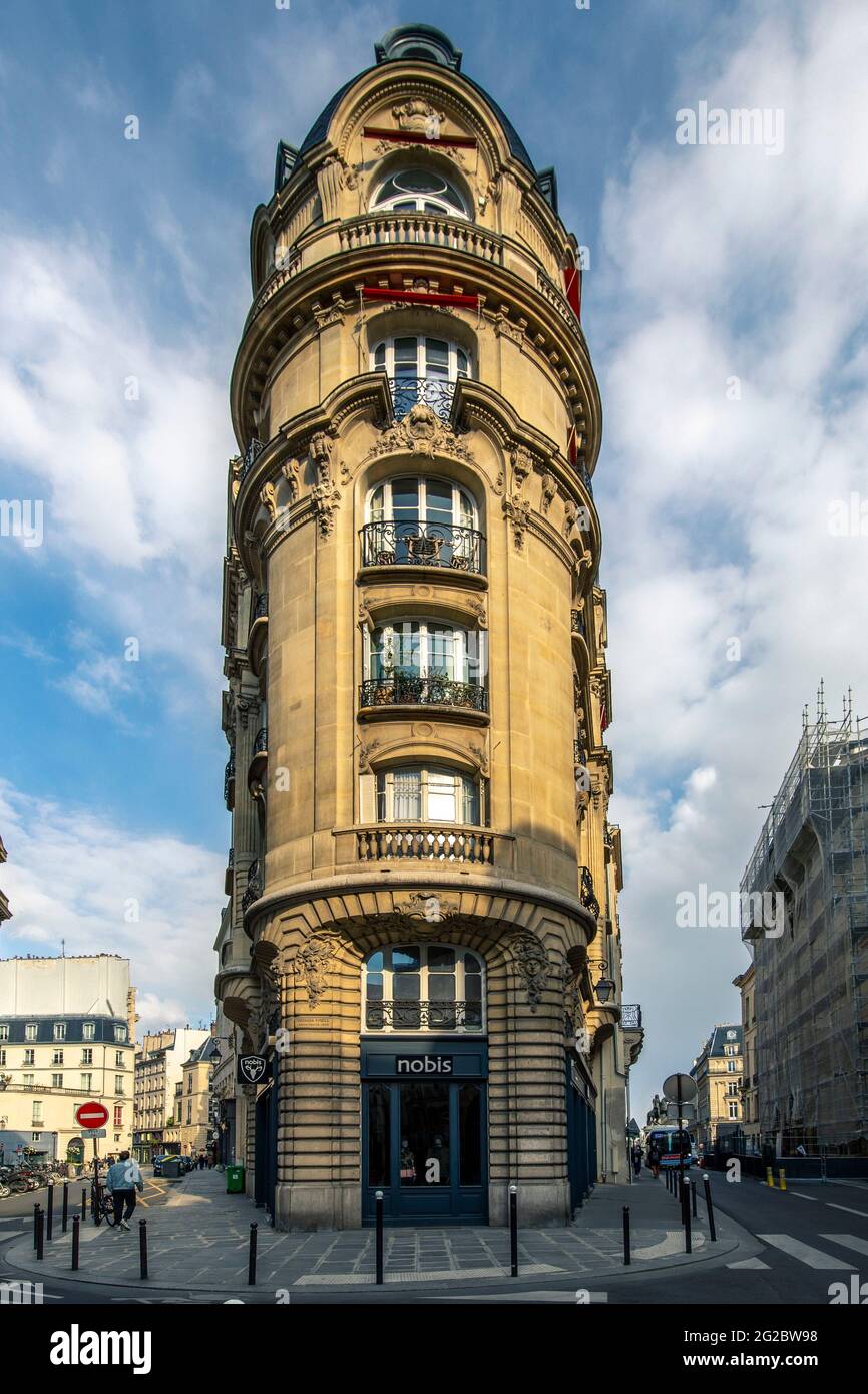 Paris, Frankreich - 15. April 2021: Illusion einer zylindrischen Optik eines Gebäudes in Paris Stockfoto