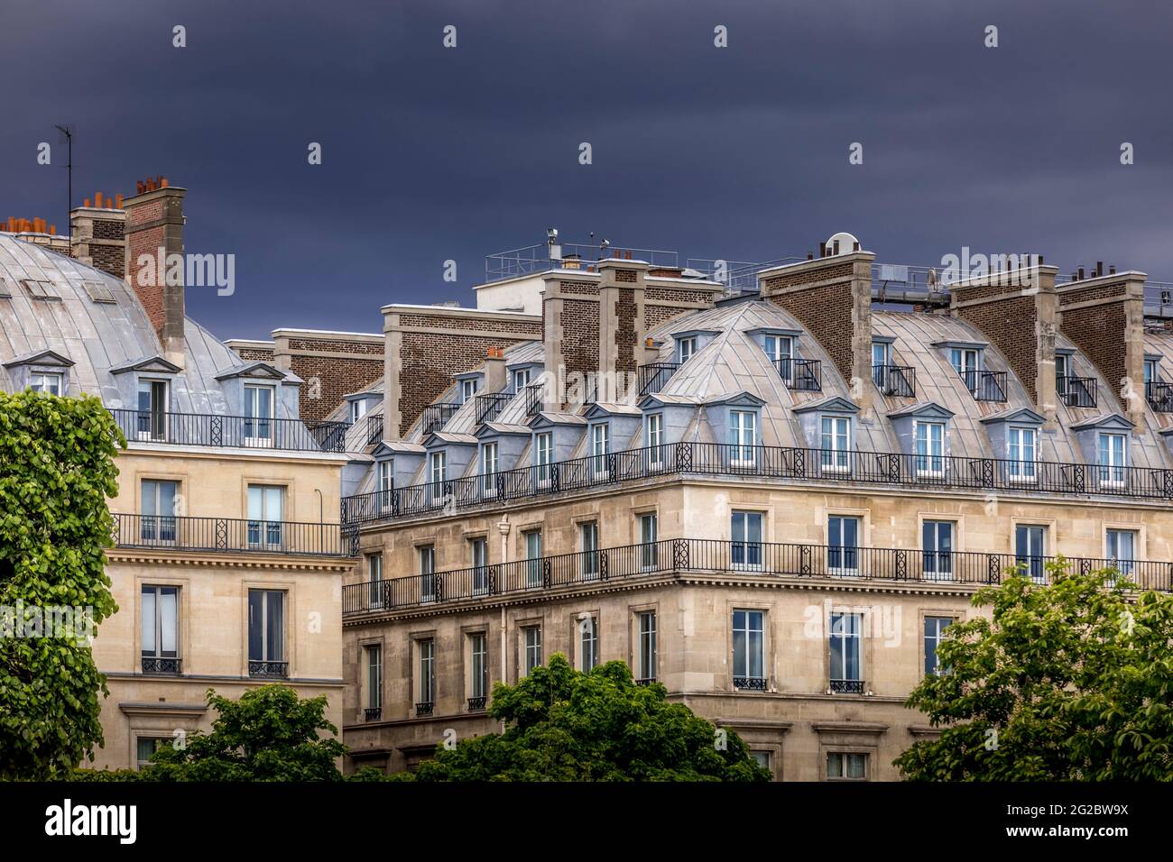 Paris, Frankreich - 13. Mai 2021: Typische Haussmann-Gebäude in Paris Stockfoto