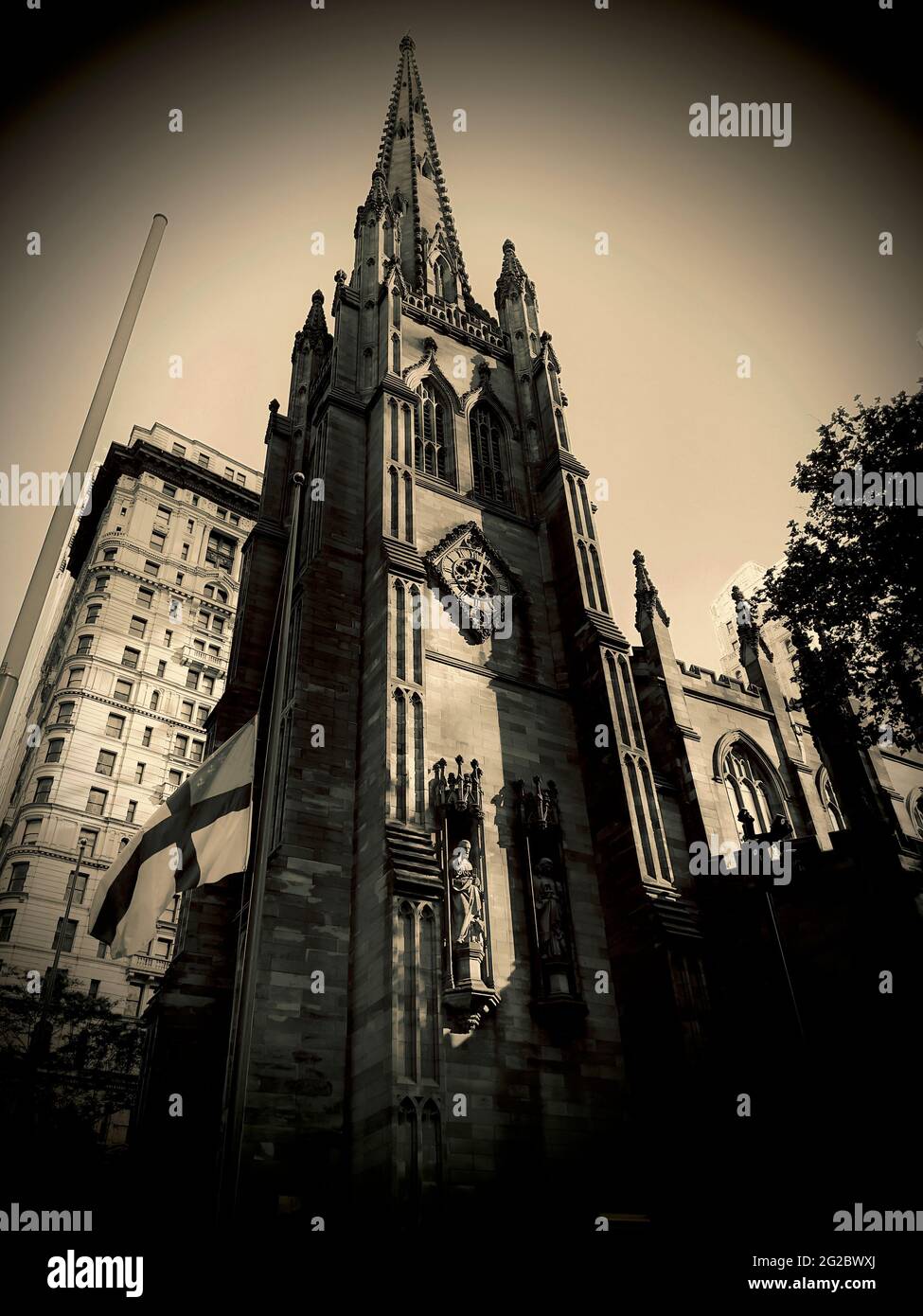 Nordseite der Trinity Church im Finanzviertel von Lower Manhattan. Starke vertikale Weitwinkelaufnahmen. Stockfoto