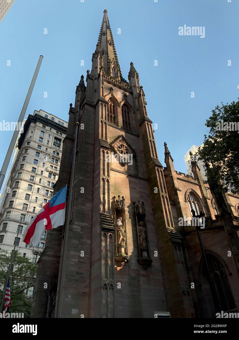 Nordseite der Trinity Church im Finanzviertel von Lower Manhattan. Starke vertikale Weitwinkelaufnahmen. Stockfoto