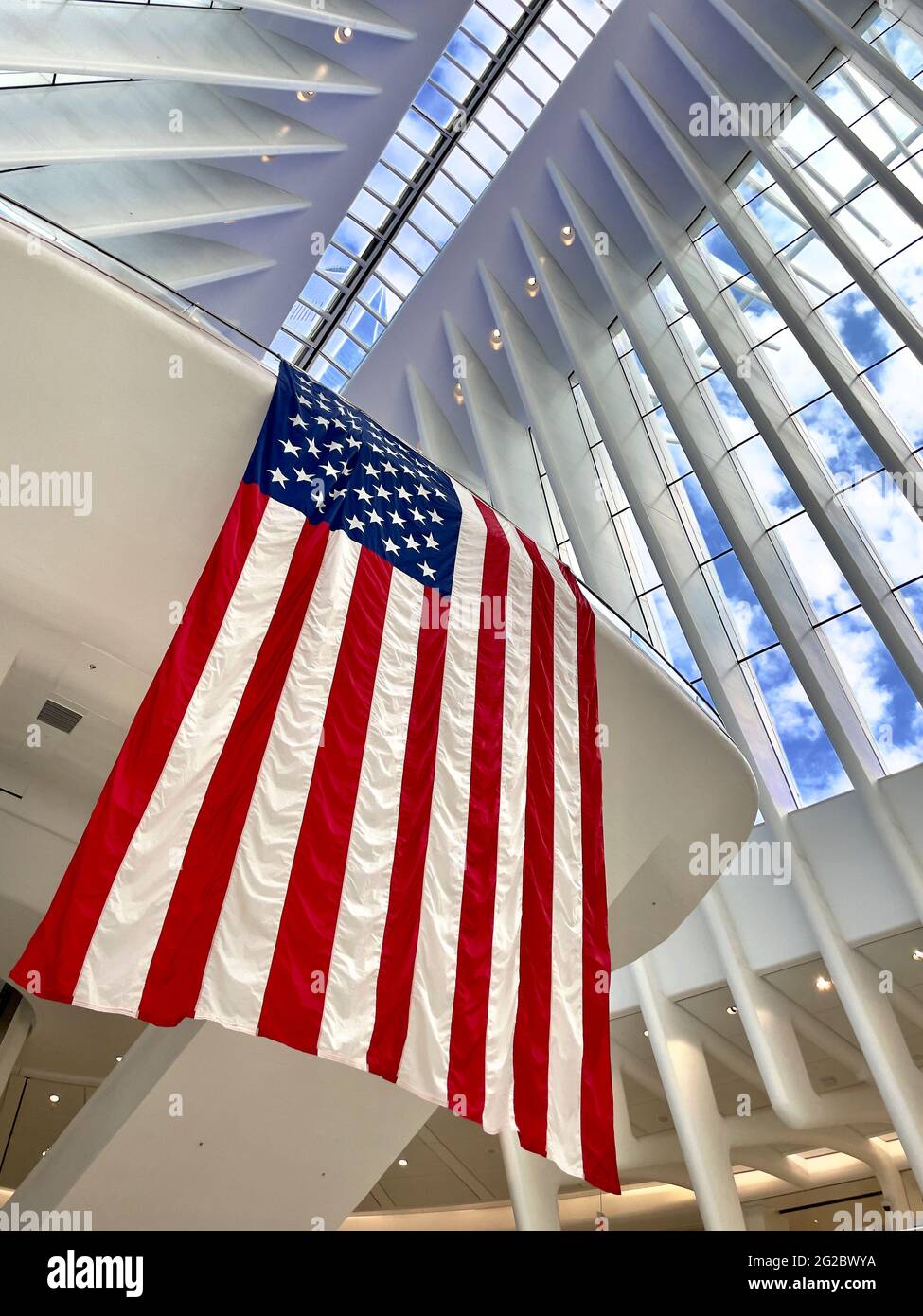 Große amerikanische Flagge im Inneren des Oculus im World Trade Center in Manhattan, NYC Stockfoto
