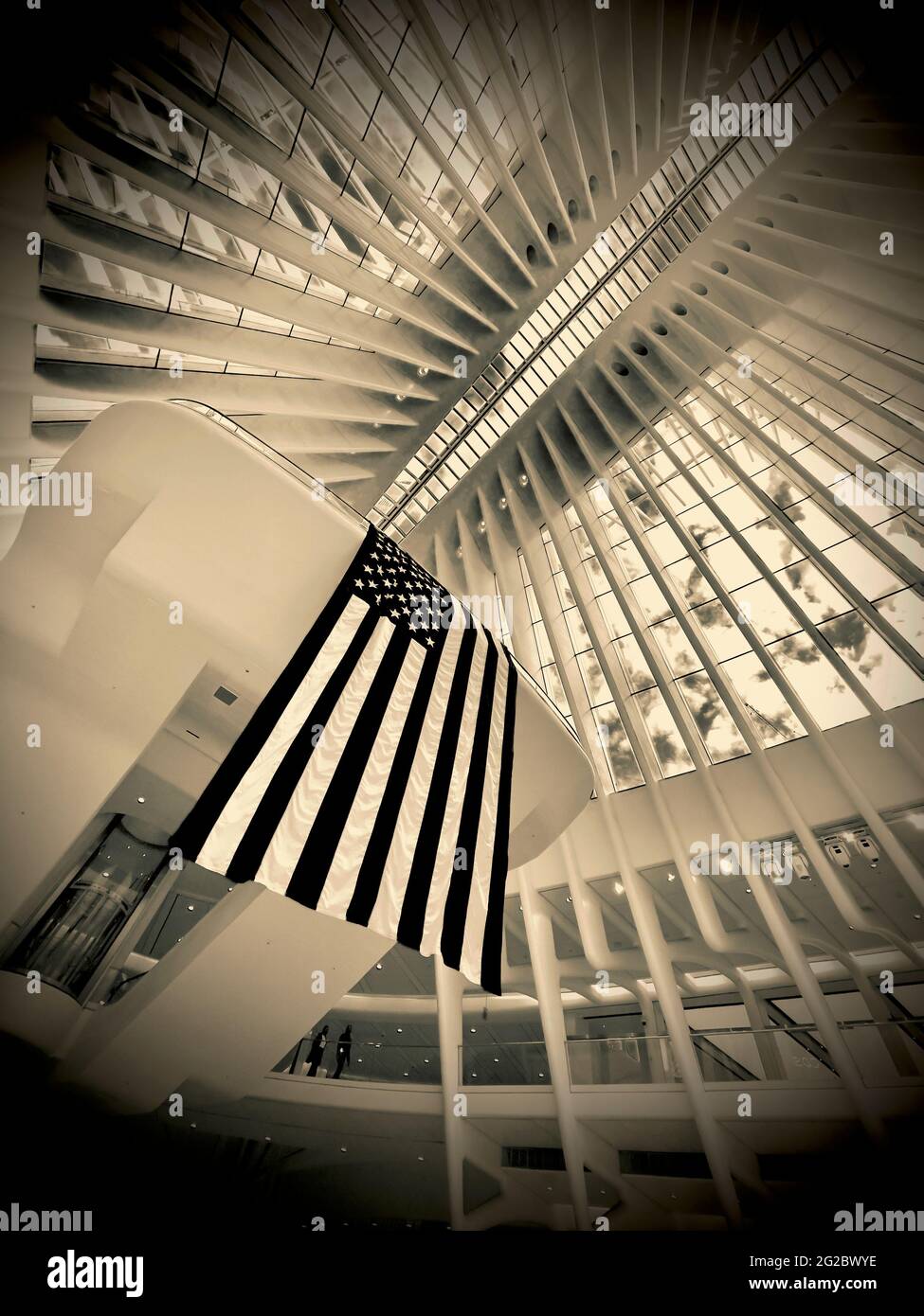 Große amerikanische Flagge im Inneren des Oculus im World Trade Center in Manhattan, NYC Stockfoto