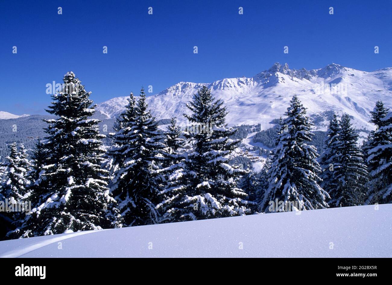 FRANKREICH, SAVOIE (73) TARENTAISE-TAL, SKIGEBIET TROIS VALLEES, MERIBEL, LA SAULIRE UND DENT DE BURGIN-GEBIRGE Stockfoto