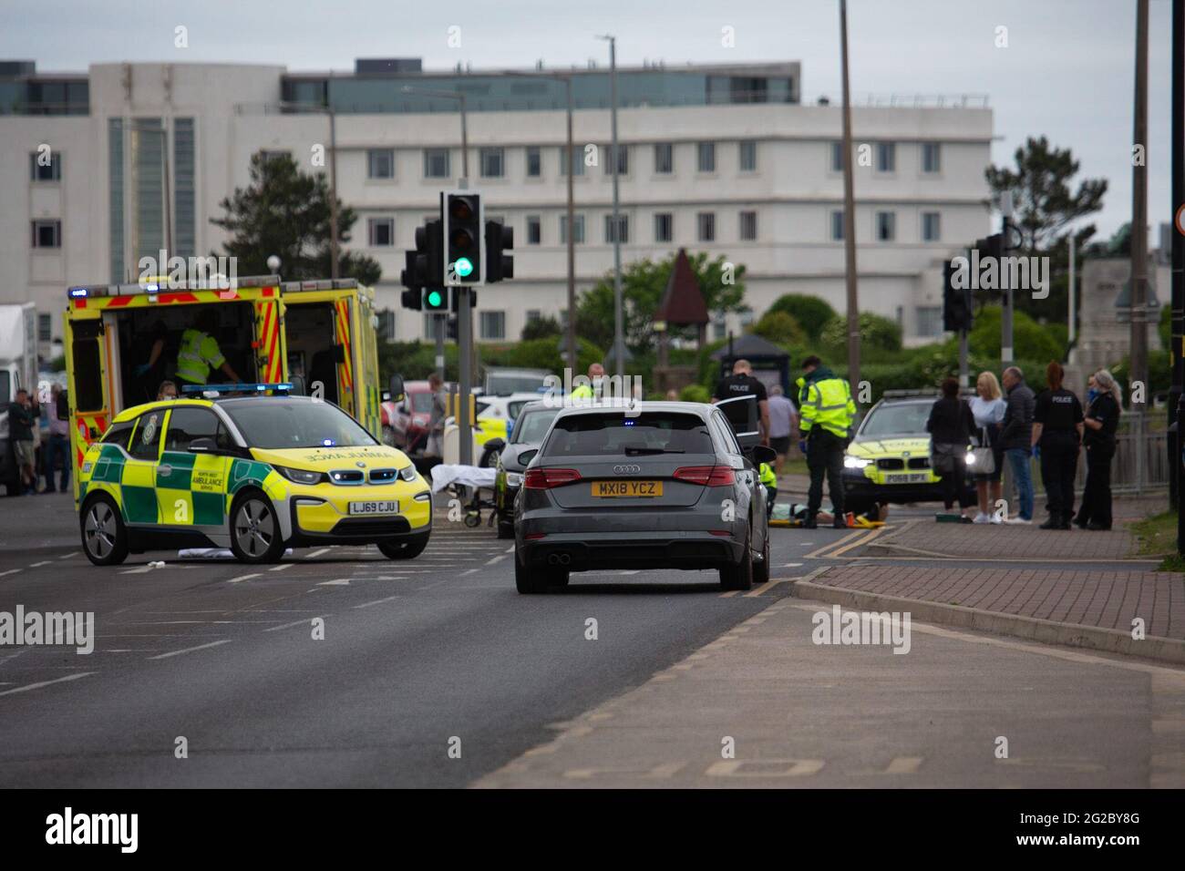 Morecambe Lancashire Vereinigtes Königreich 10. Juni 2021. NACH EINER schweren Kollision, bei der zwei Personen verletzt und nach der Kollision an der Kreuzung Marine Road Central und Northumberland Street ins Krankenhaus gebracht wurden, WURDE NUN EIN Mann WEGEN des Verdachts auf Drogenfahren verhaftet. Die Straße wurde während des Vorfalls geschlossen. bt wurde nun wieder geöffnet Stockfoto