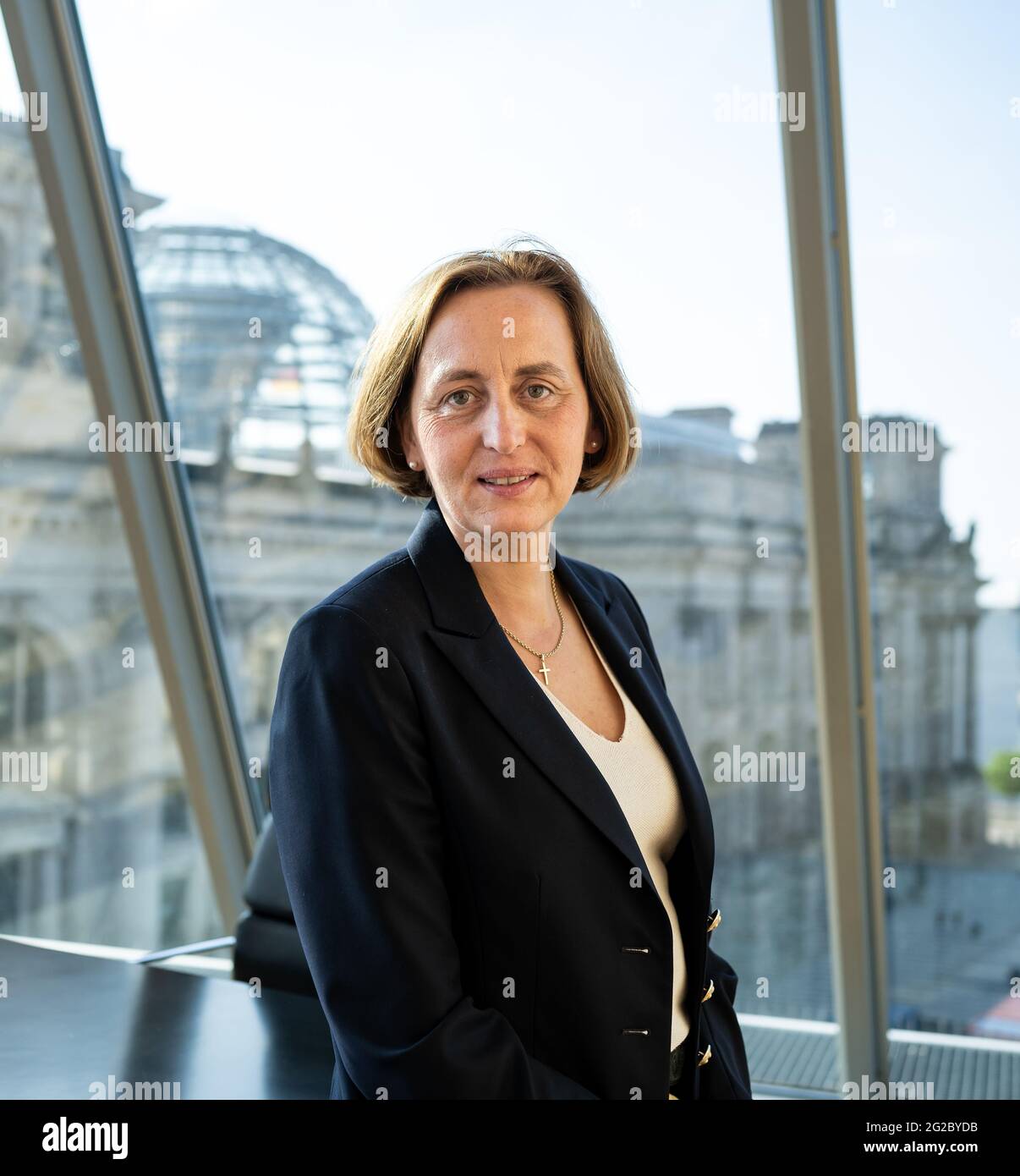 Berlin, Deutschland. Juni 2021. Die Abgeordnete Beatrix von Storch, stellvertretende Bundessprecherin der AfD, steht vor einem Interview mit der deutschen Presseagentur dpa in einem Sitzungssaal der AfD-Fraktion im Deutschen Bundestag. Im Hintergrund ist das Reichstagsgebäude zu sehen. Quelle: Bernd von Jutrczenka/dpa/Alamy Live News Stockfoto