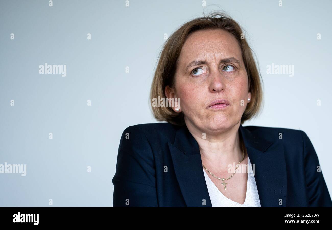 Berlin, Deutschland. Juni 2021. Die Abgeordnete Beatrix von Storch, stellvertretende Bundessprecherin der AfD, sitzt in einem Sitzungssaal der AfD-Fraktion im Deutschen Bundestag während eines Interviews mit der deutschen Presseagentur dpa. Quelle: Bernd von Jutrczenka/dpa/Alamy Live News Stockfoto