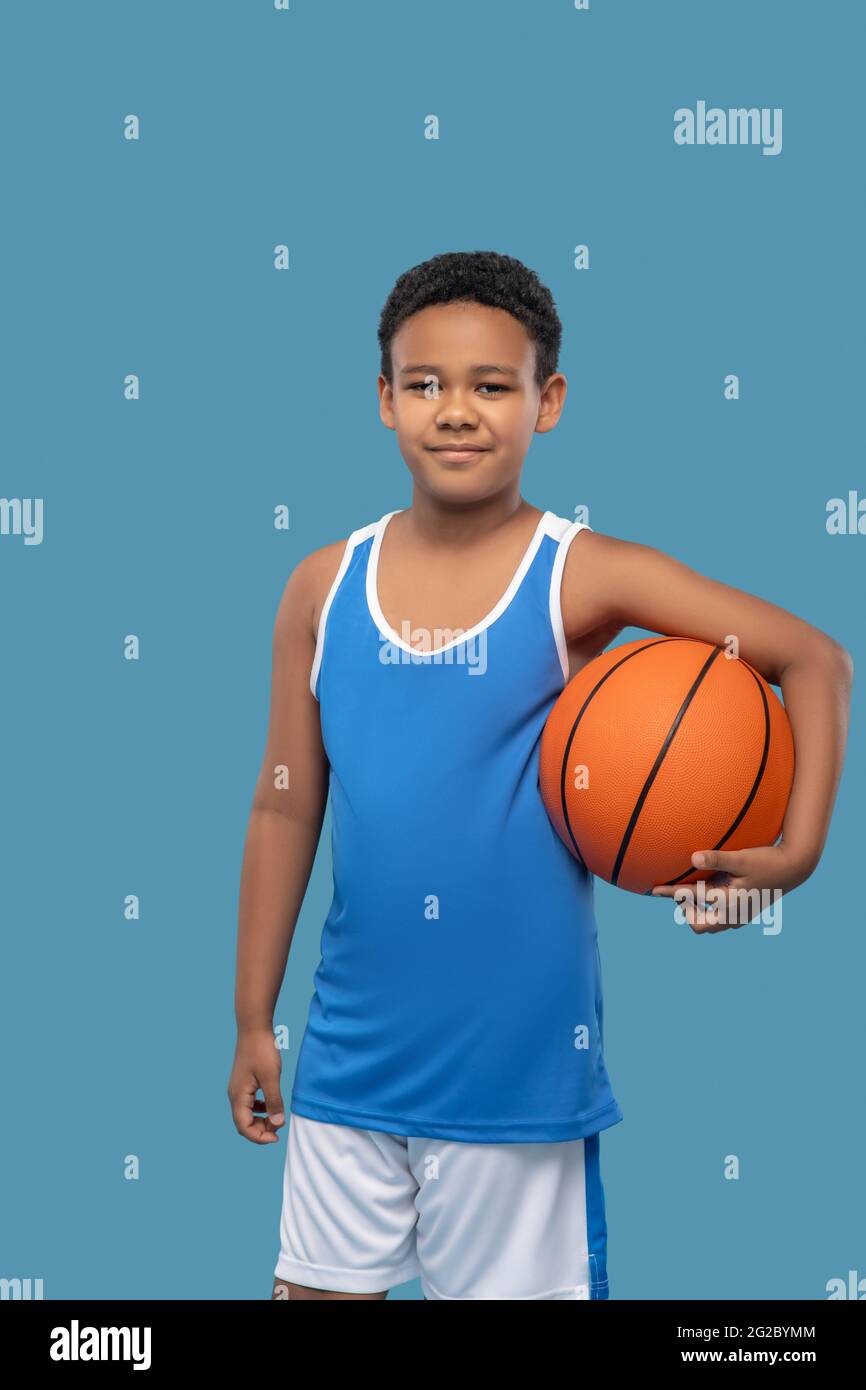 afroamerikanischer Sportschüler mit Basketball Stockfoto