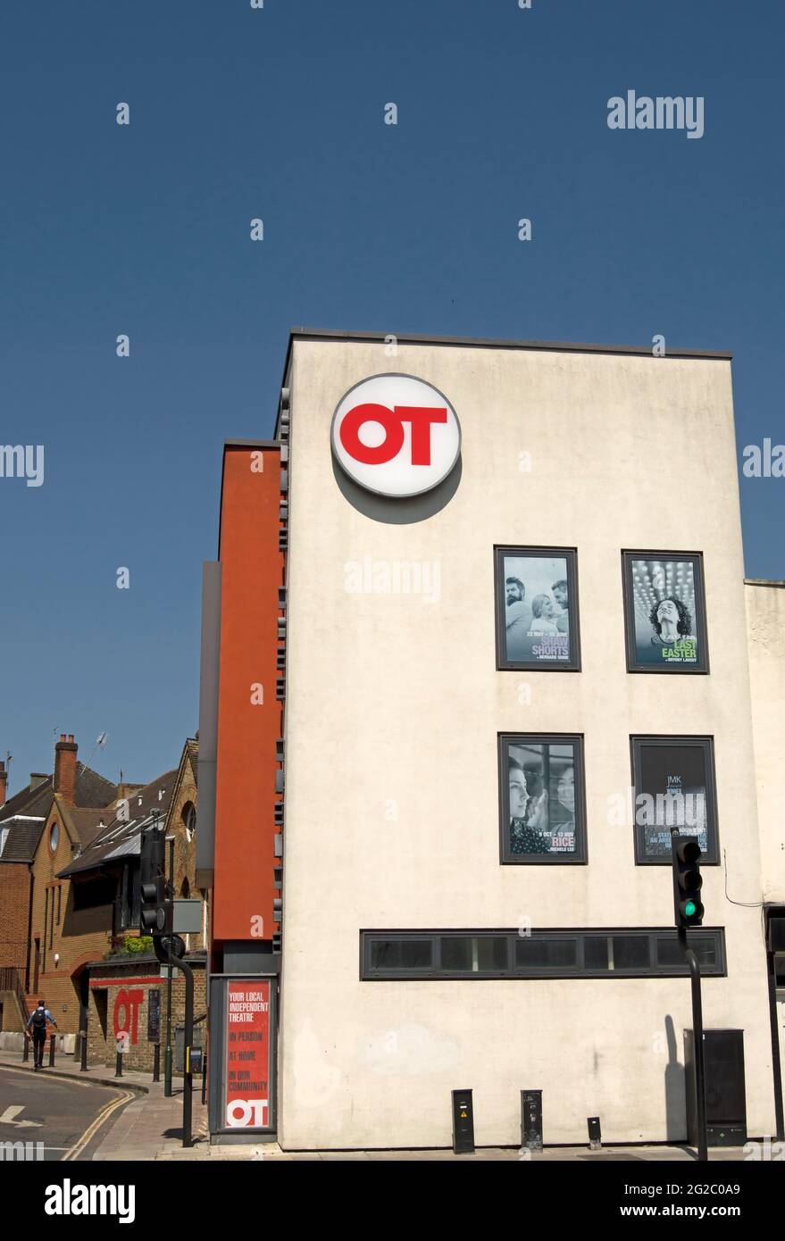 Außenansicht mit dem Logo des orangefarbenen Theaters in richmond upon thames, surrey, england Stockfoto