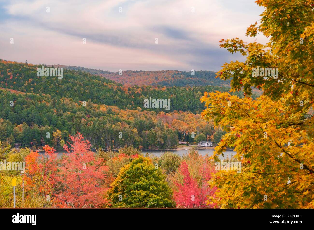 Malerischer Blick auf einen See auf dem Blue Ridge parkway, der zur Appalachischen Bergkette gehört. USA. Stockfoto