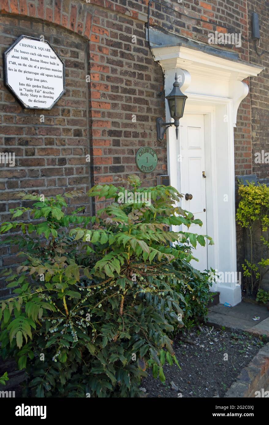 Wandtafel und Eingangstür zum chiswick Square Nummer 1, chiswick, london, england, einem kleinen Platz, der von Häusern aus dem 17. Jahrhundert gesäumt ist Stockfoto
