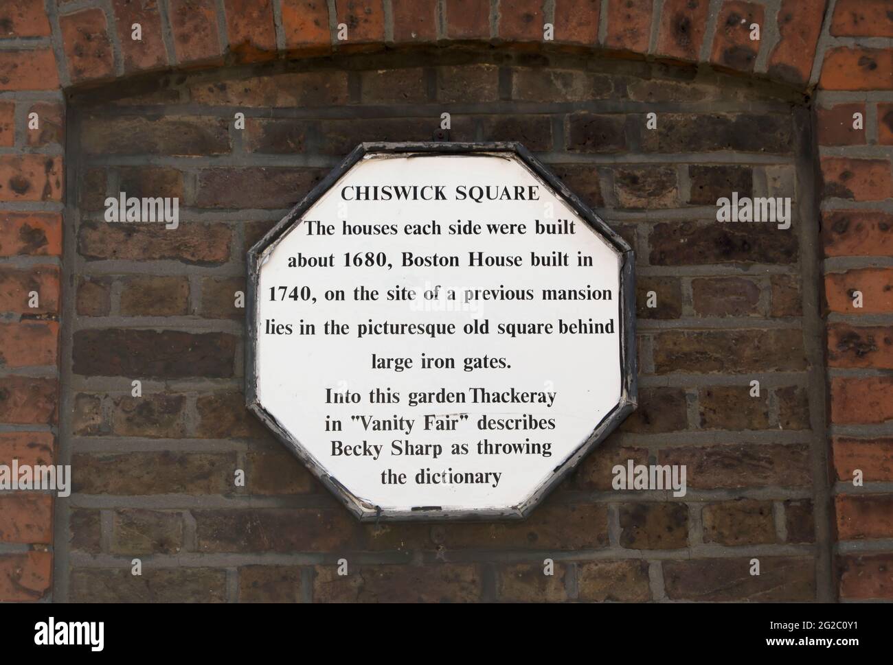 Wandtafel am chiswick Square, chiswick, london, england, beschreibt die Ursprünge des Platzes aus dem 17. Jahrhundert und seine Verbindung zu thackerays Eitelkeit-Messe Stockfoto