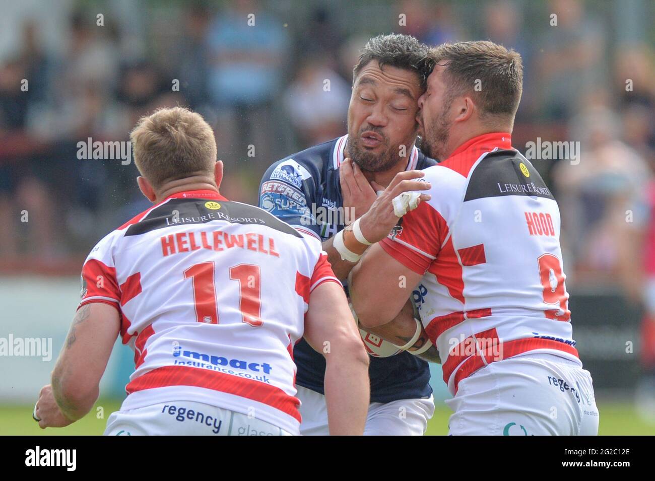 Wakefield, England - 6. Juni 2021 -Tinirau Arona von Wakefield Trinity stößt während der Rugby League Betfred Super League Wakefield Trinity gegen Leigh Centurions im Mobile Rocket Stadium, Wakefield, Großbritannien Dean Williams/Alamy Live News gegen Liam Hood von Leigh Centurions Stockfoto