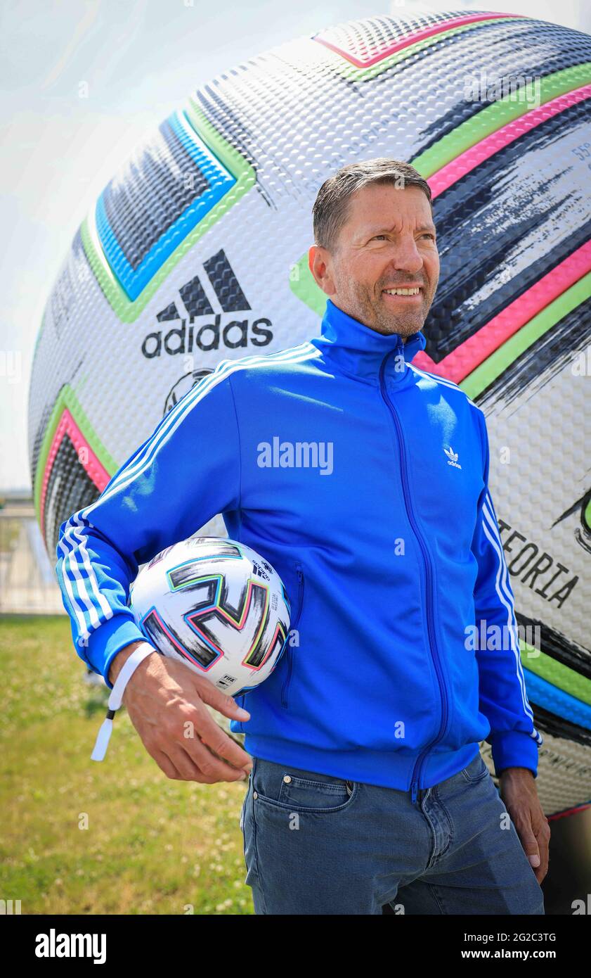 Herzogenaurach, Deutschland. Juni 2021. Kasper Rorsted, CEO der Adidas AG,  steht während einer kurzen Fotosession mit einem offiziellen EURO 2020  'Uniforia'-Matchball vor dem DFB-Medienzentrum auf der Adidas-Website. Die  deutsche ...