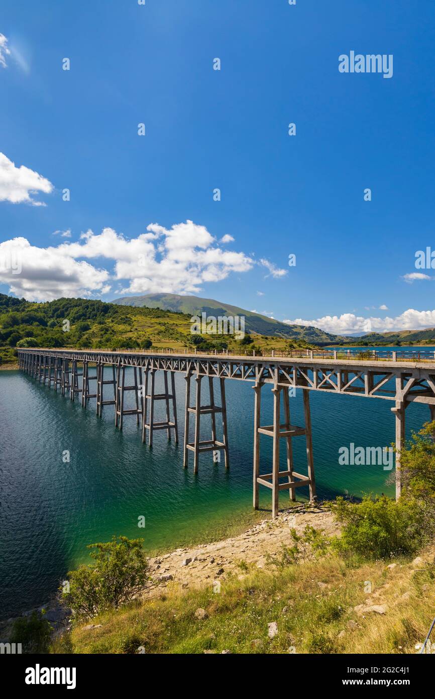 Brücke Ponte delle Stecche, Lago di Campotosto im Nationalpark Gran Sasso e Monti della Laga, Region Abruzzen, Italien Stockfoto