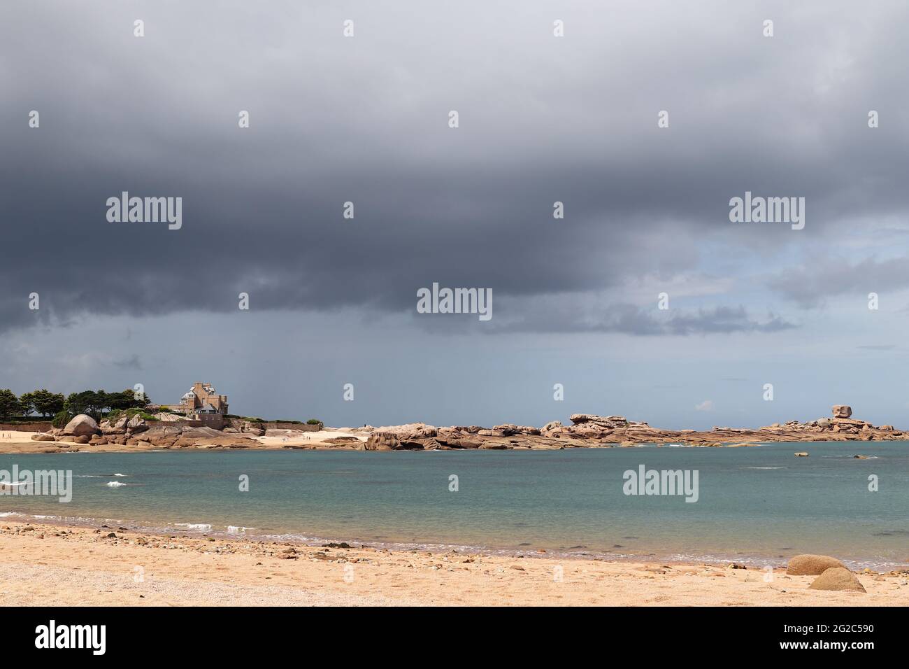 Blick vom Strand auf die Insel Renote in der Bretagne Stockfoto