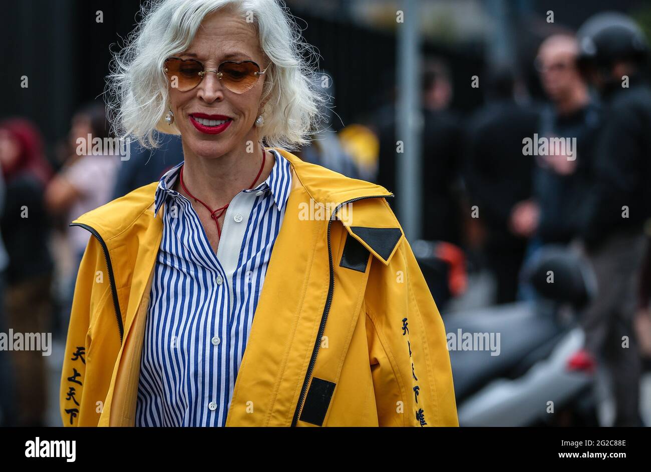 MAILAND, Italien - September 22 2019: Linda Fargo auf der Straße in Mailand. Stockfoto