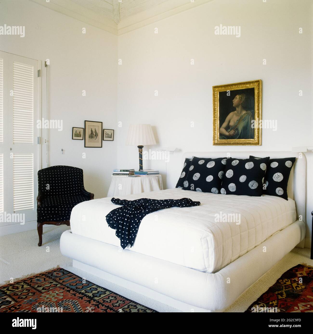 Monochromes Schlafzimmer mit Polka-Dot-Kissen Stockfoto