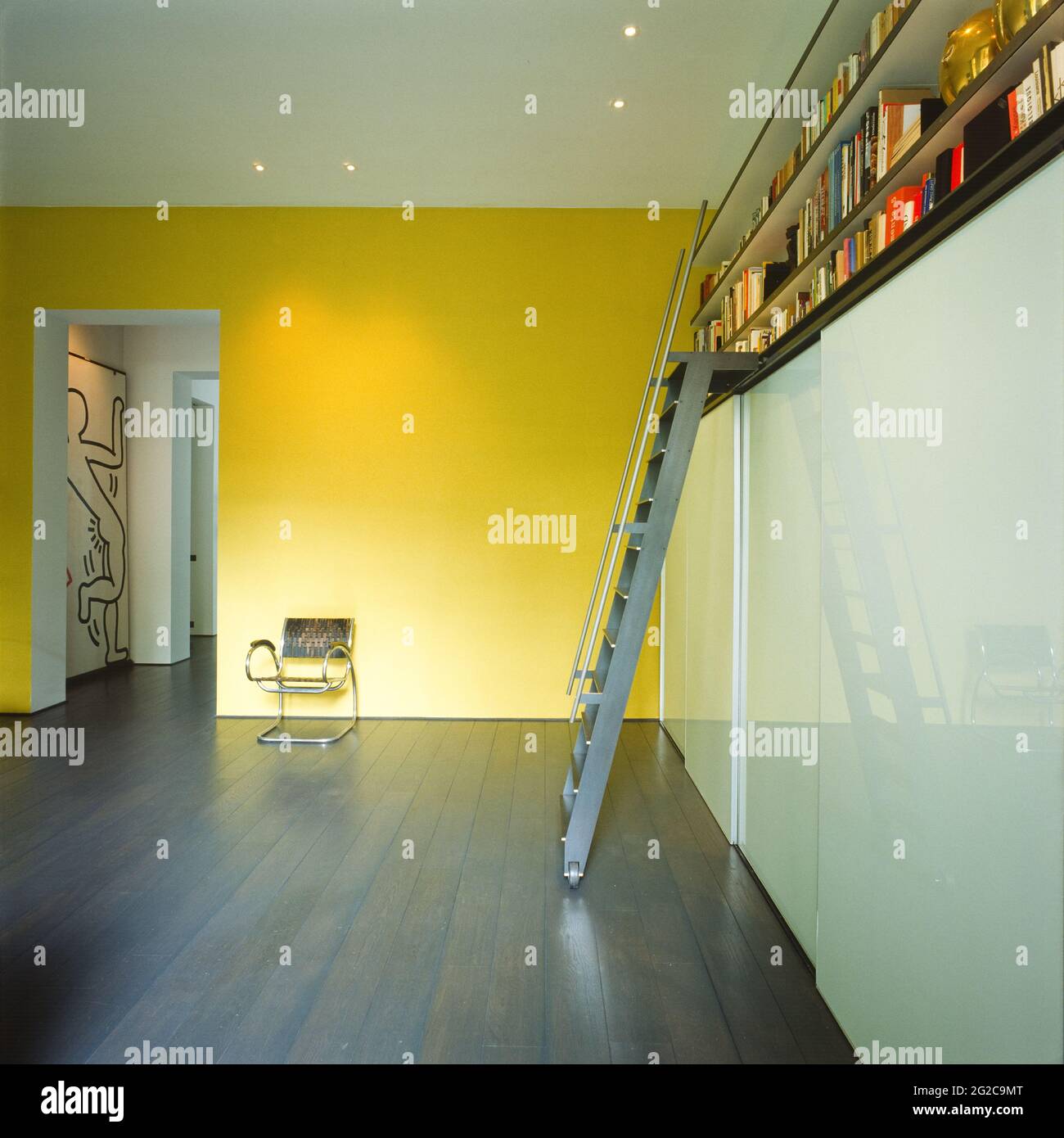 Leiter zum Bücherregal im minimalistischen Raum Stockfoto