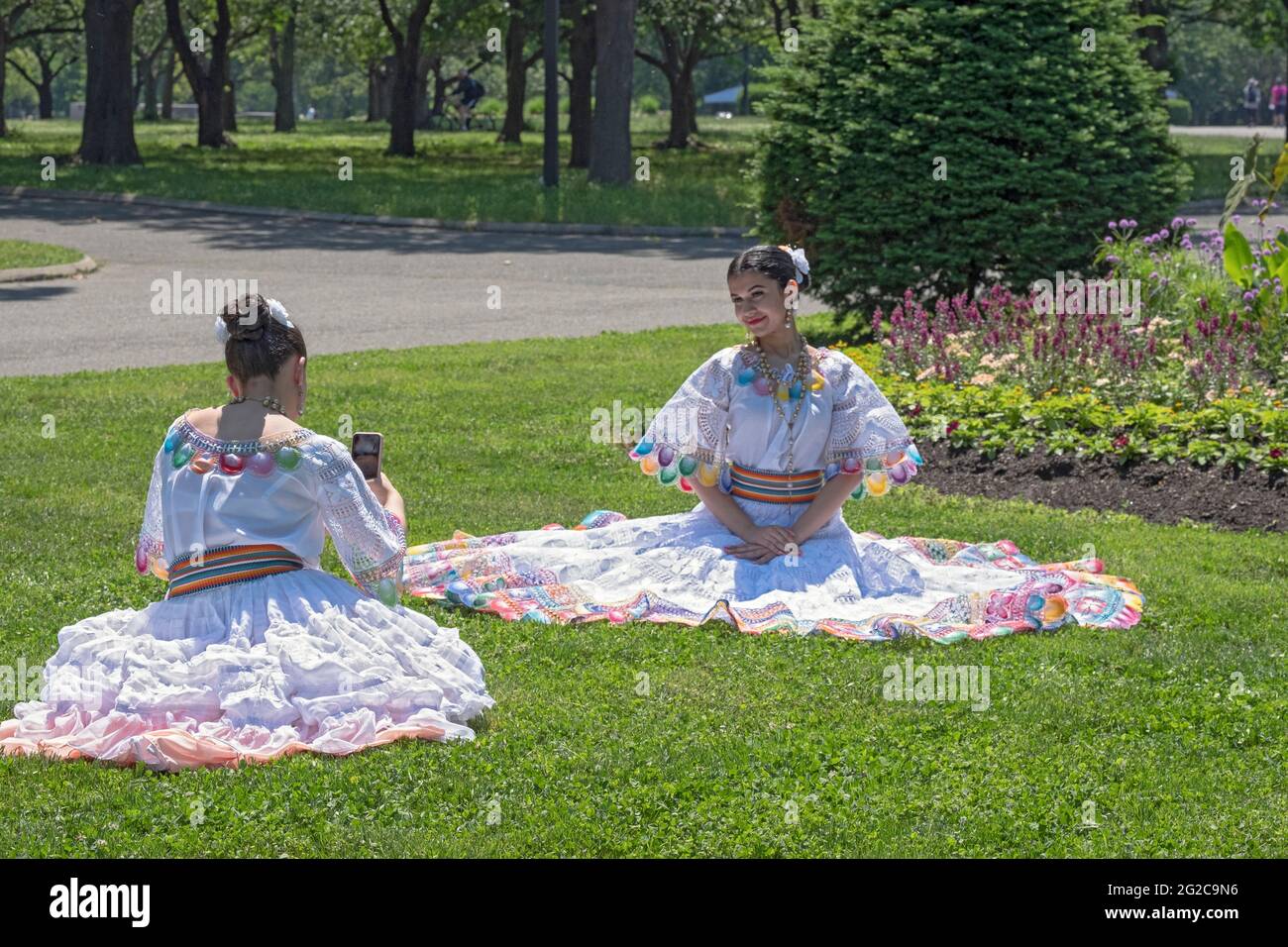 Mitglieder einer paraguayischen amerikanischen Volkstanzgruppe fotografieren im Flushing Meadows Corona Park nach einer morgendlichen Probe. Stockfoto