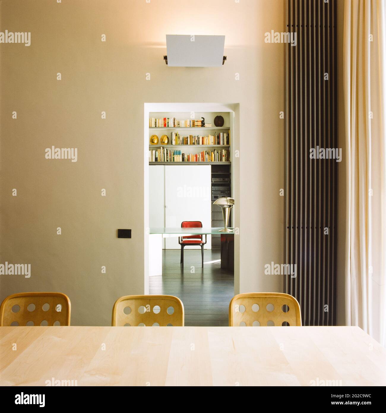 Minimalistisches Esszimmer und Büro Stockfoto