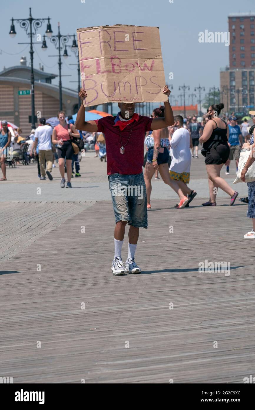 DER berüchtigte Hug man Jermaine Himmelstein änderte sein Free Hug-Geschäft in freie Ellenbogenschwellen. Stockfoto