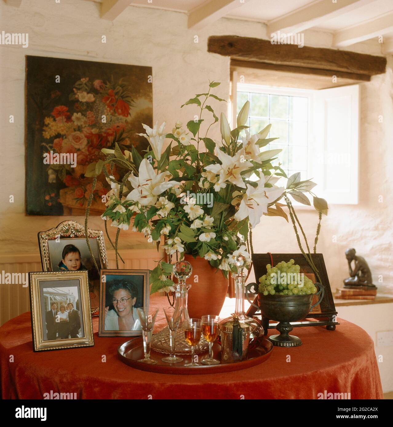 Blumen auf dem Tisch im rustikalen Zimmer Stockfoto