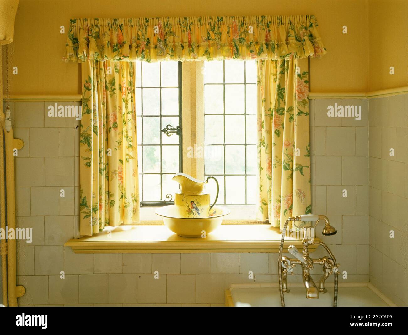 Fenster in edwardianischem Badezimmer Stockfoto