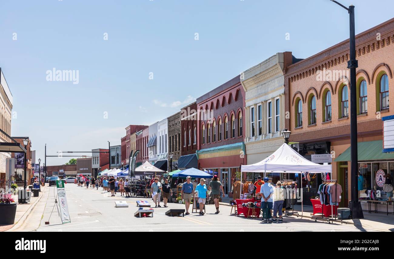 ELKIN, NC, USA-5 JUNE 2021: Ein sommerliches Straßenfest, bei dem an einem heißen Tag Verkäufer unter Vordächern stehen. Menschen. Horizontales Bild. Stockfoto
