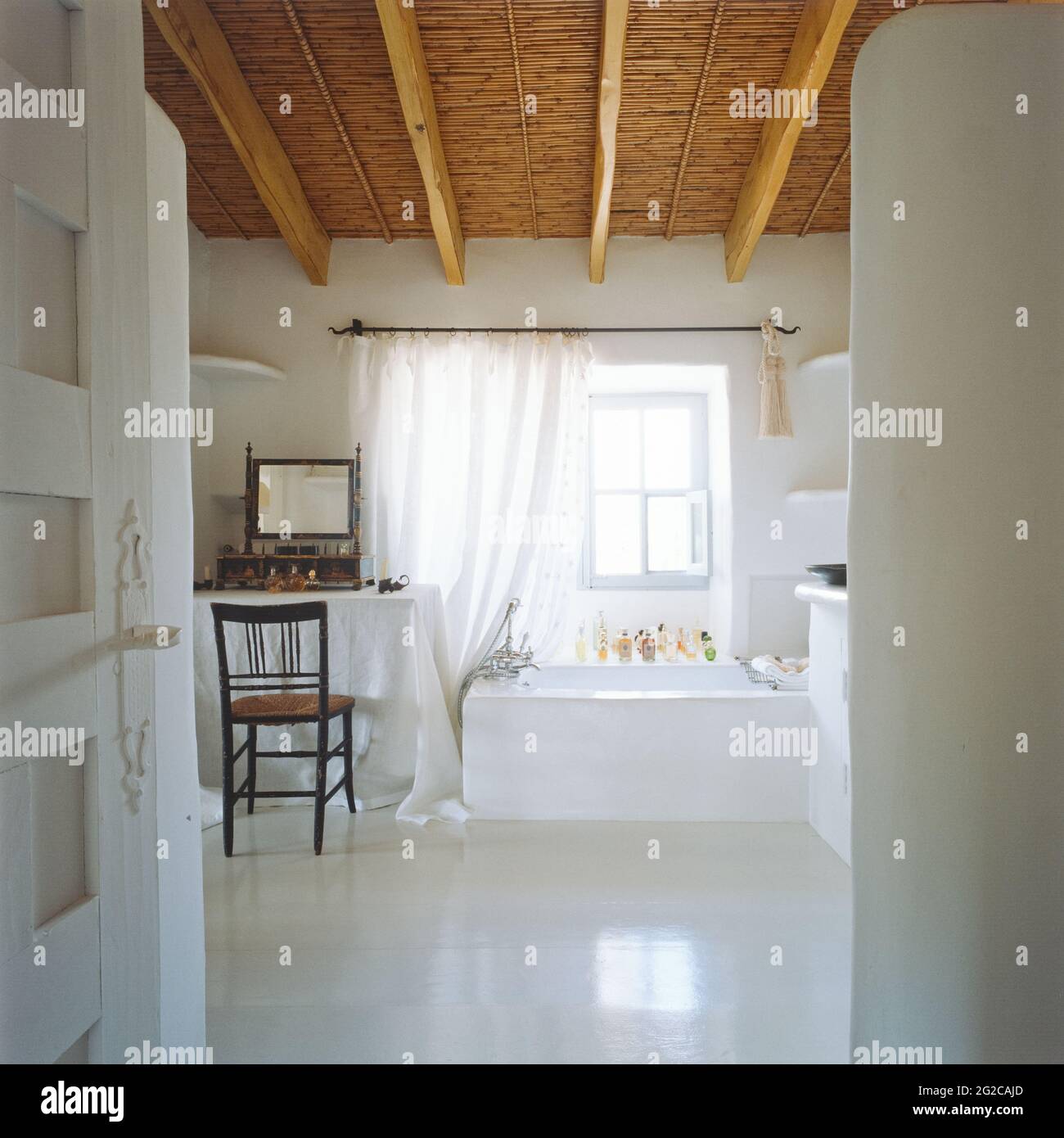 Weißes Badezimmer mit Balkendecke Stockfoto