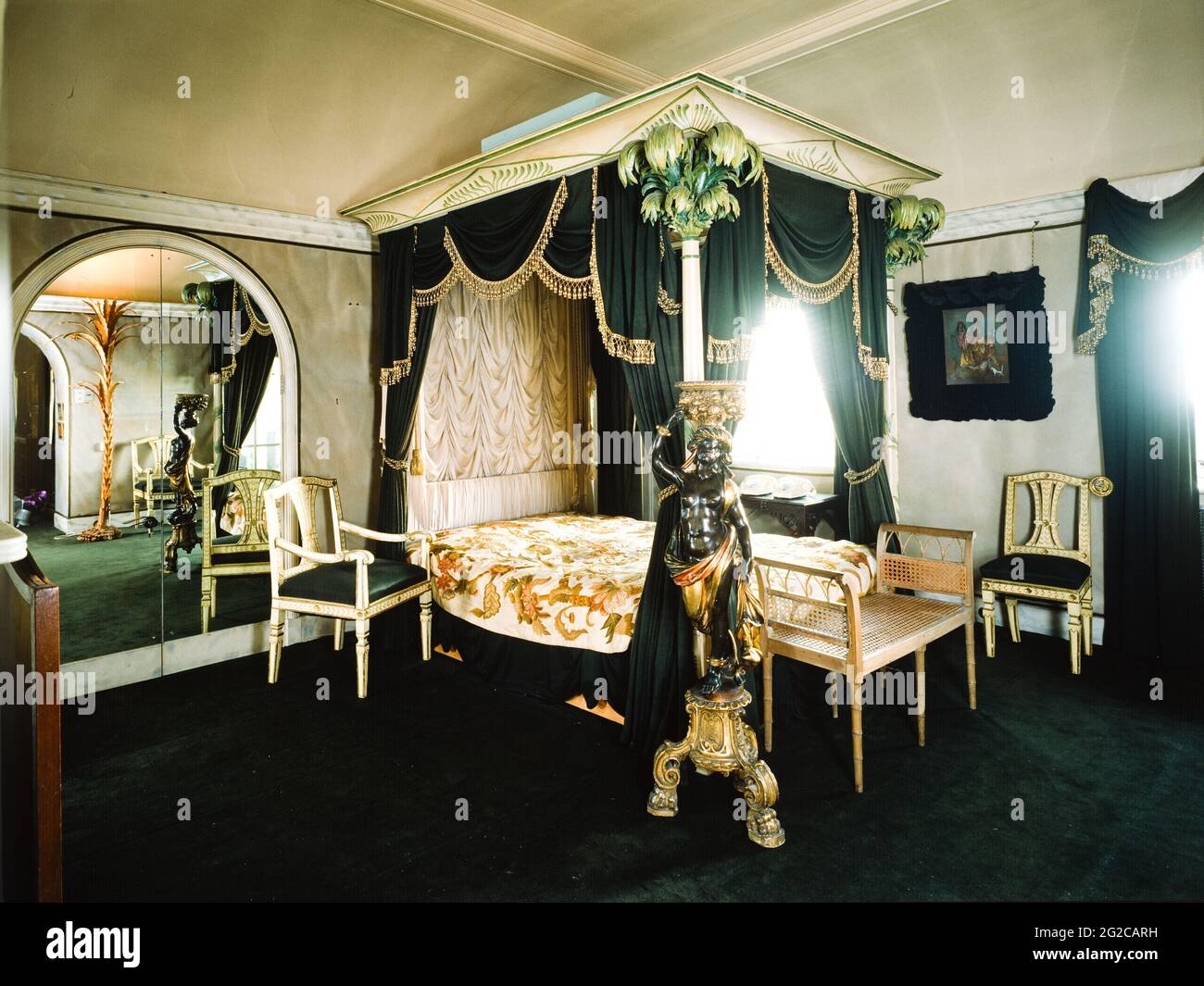 Schwarz-Gold Schlafzimmer mit Baldachin Stockfoto