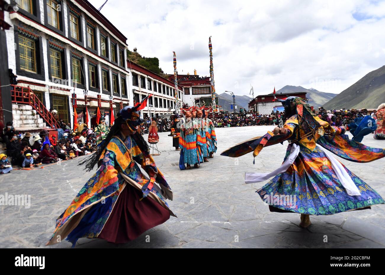 Lhasa, Chinas autonome Region Tibet. Juni 2021. Buddhistische Mönche führen Cham-Tanz im Drigung-Kloster in Lhasa, südwestlich der Autonomen Region Tibet, auf, 9. Juni 2021. Cham-Tanz ist ein maskiertes und kostümiertes Ritual, das von tibetisch-buddhistischen Mönchen durchgeführt wird. Quelle: Chogo/Xinhua/Alamy Live News Stockfoto