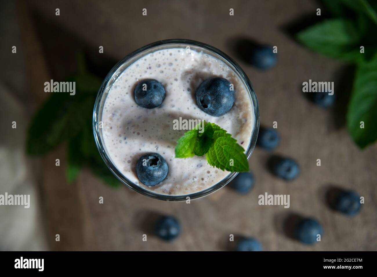 Heidelbeer-Milchshake mit Minze Stockfoto