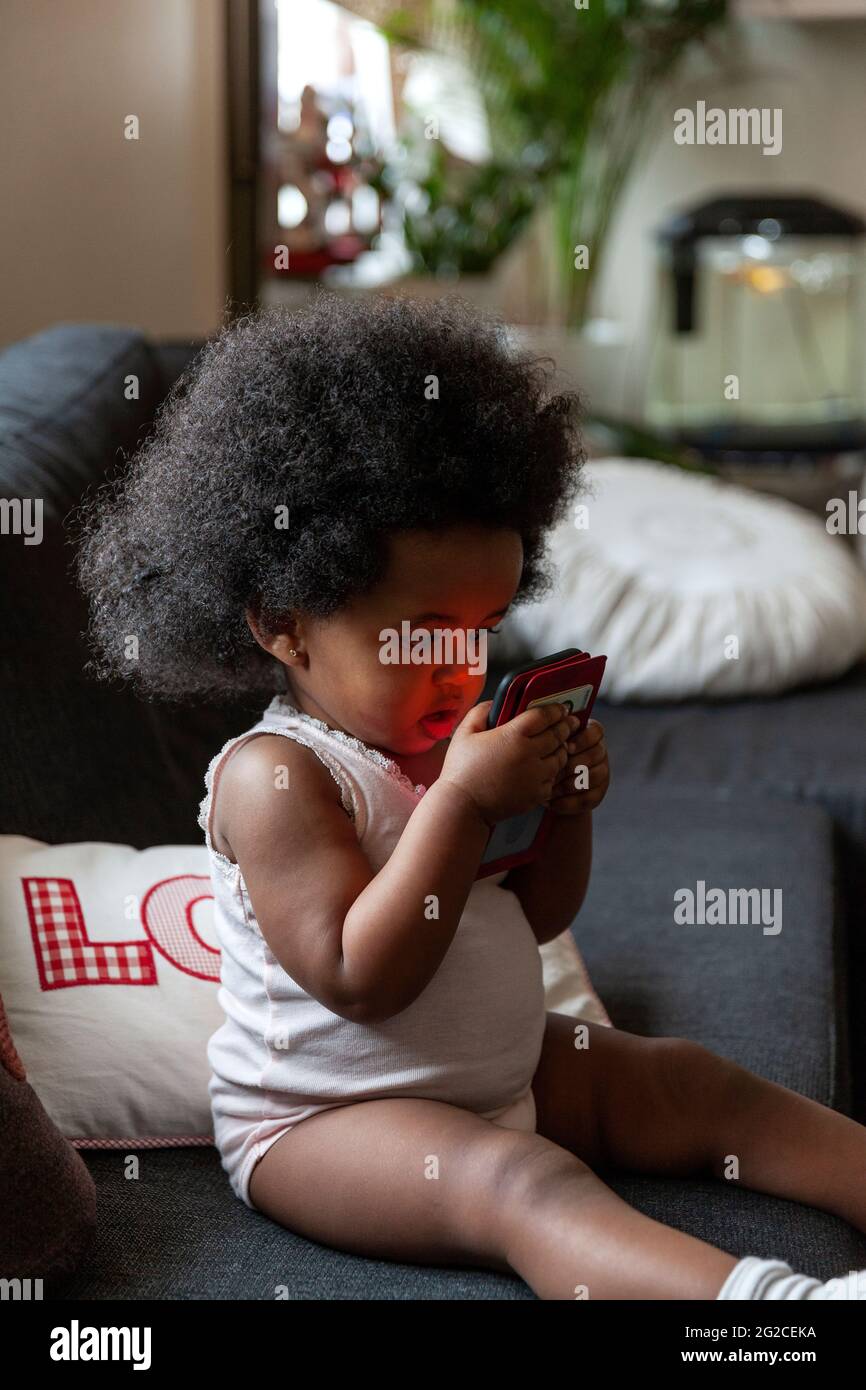 Kleinkind Mädchen mit Handy Stockfoto