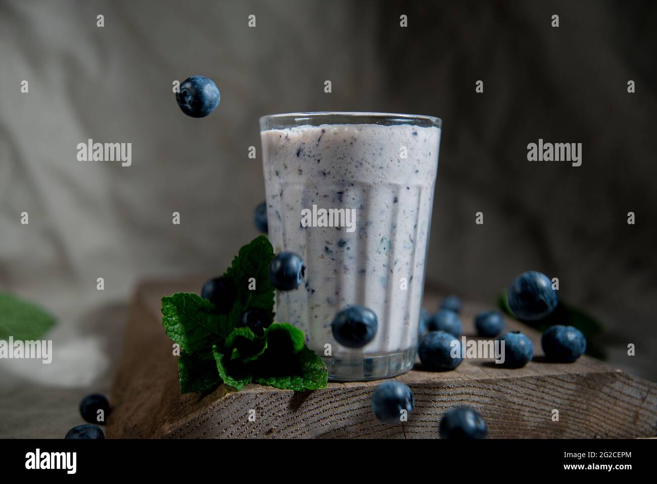 Heidelbeer-Milchshake mit Minze Stockfoto