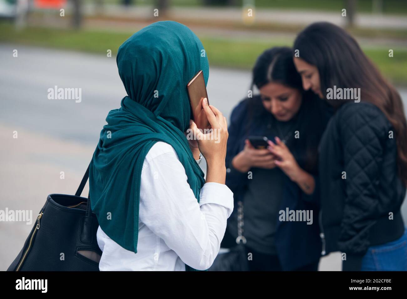 Frau im Gespräch per Handy Stockfoto